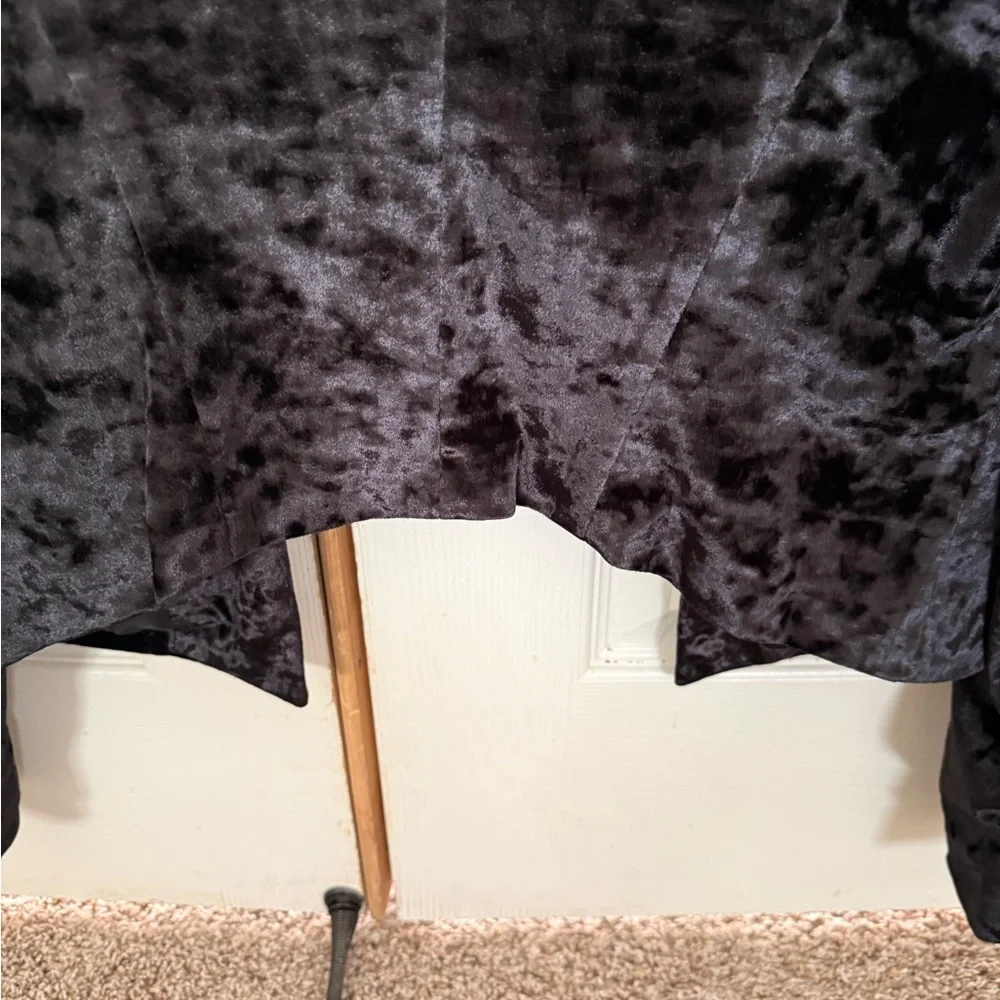 Decree Black Velvet Cropped Open-Front Blazer - Picture 4 of 6